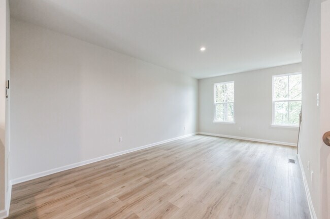 Building Photo - 28 Sidney Ln