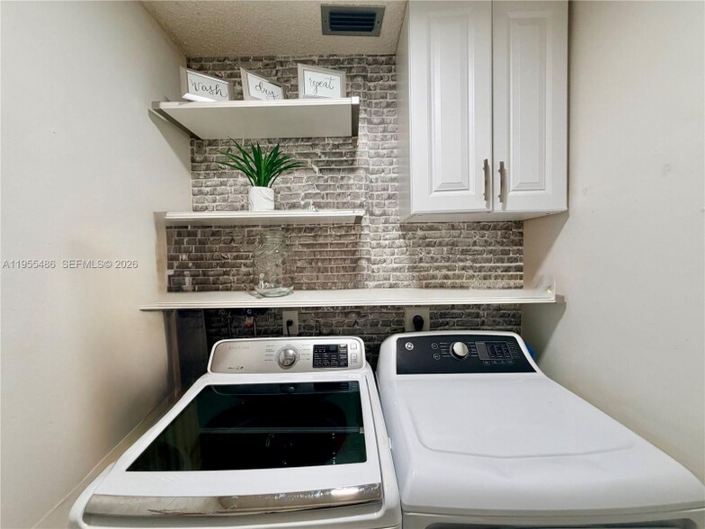 Building Photo - 2865 Begonia Way