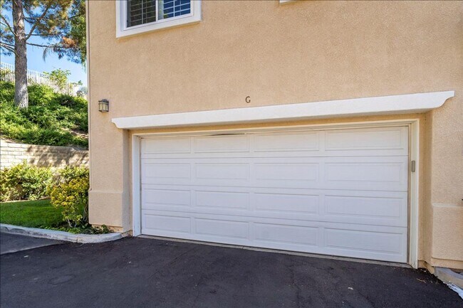 Building Photo - Stevenson Ranch Townhome!  3+2.5+ Loft!  2...