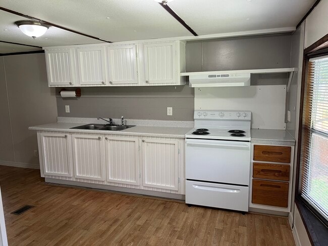Building Photo - 9445 Pontiac St