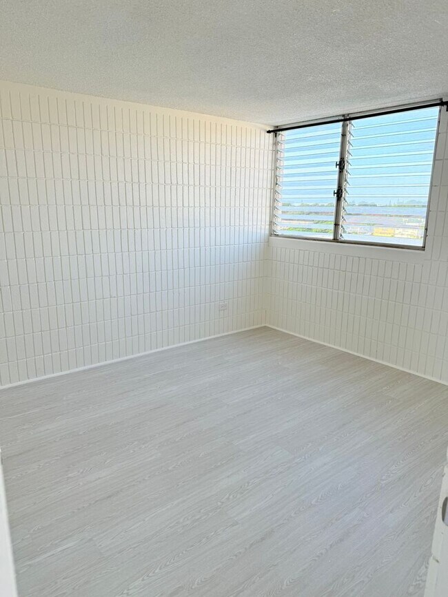 Building Photo - Sunset Lakeview - Fully renovated 3 bedroom, 2 bath with One open parking