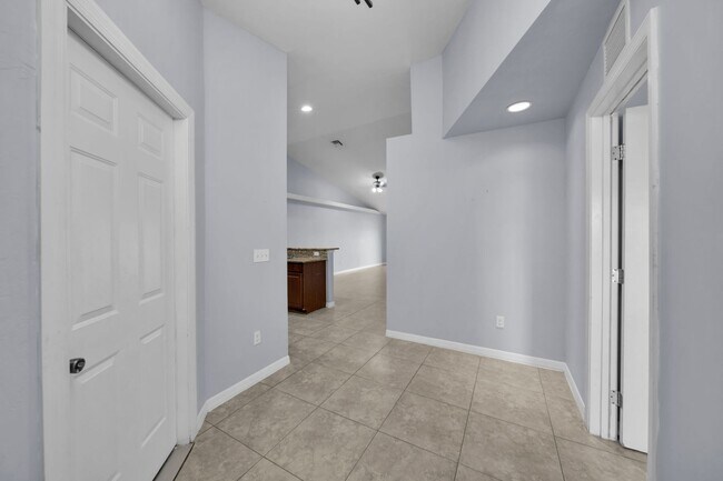 Building Photo - 1619-1621 SW 33rd St- Duplex