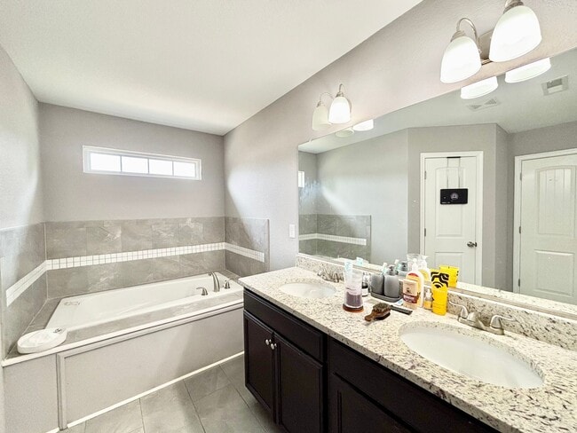 Building Photo - Gorgeous Open Concept 4 Bedroom Home in Portsmouth!