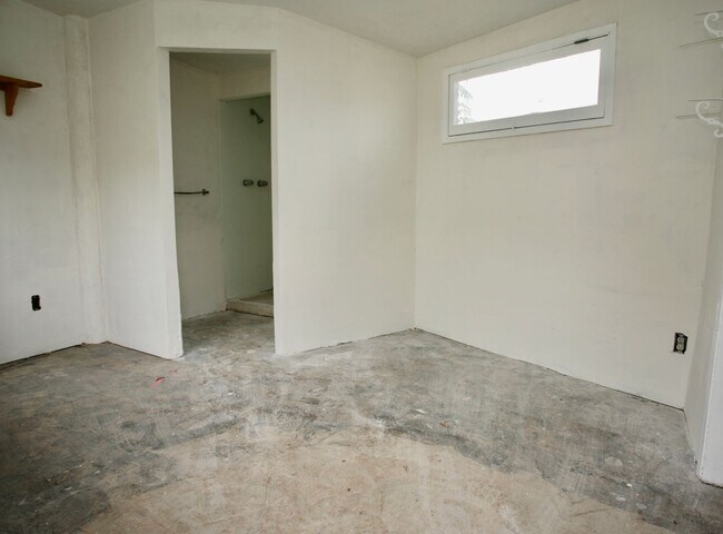 Building Photo - Available now! 2ba 1 ba single story home.