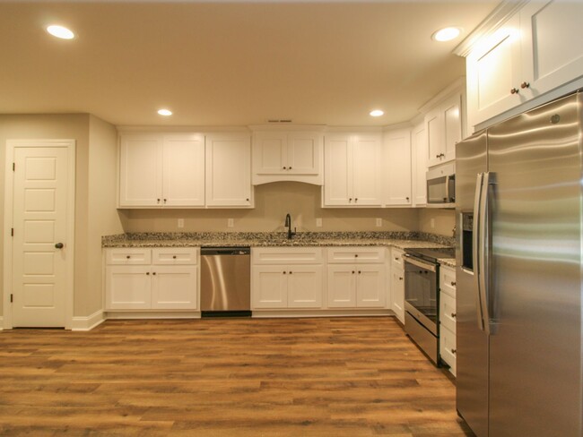 Building Photo - MOVE IN Ready! Lucas Ferry Townhomes Commu...