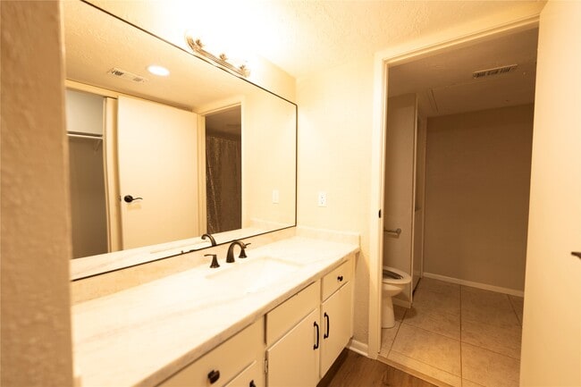 Building Photo - 2021 Spenwick Dr