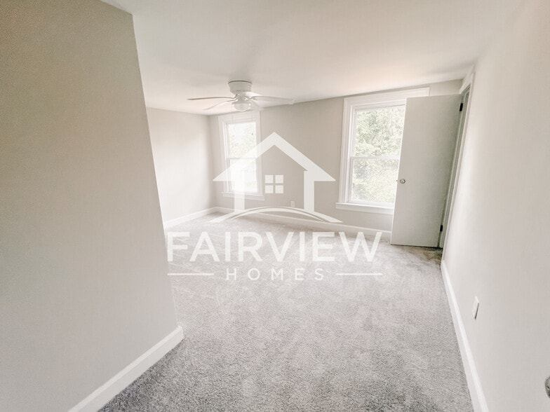 Building Photo - 3239 Mayflower Dr