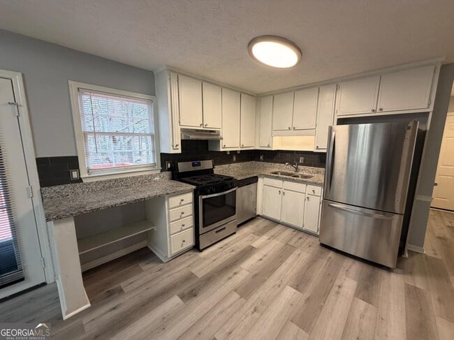 Building Photo - 212 Regal Way W