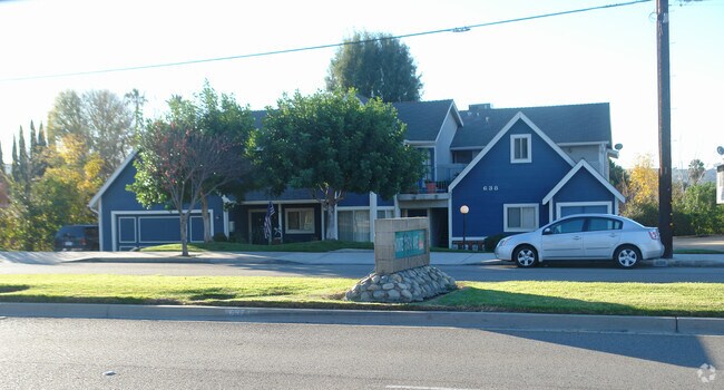 Building Photo - 628-638 E Badillo St