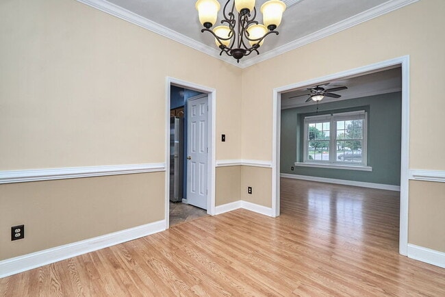 Building Photo - 625 Creekwood Dr