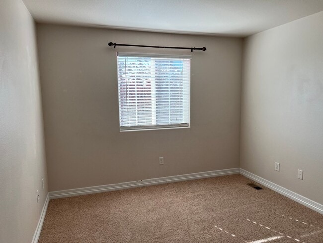 Building Photo - 5 BEDROOM, 4 BATHROOM TOWNHOUSE WITH 2 CAR...