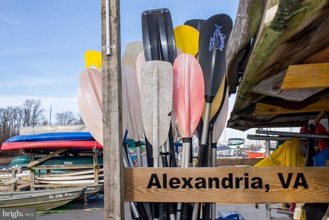 Building Photo - 8815 Surrey Ct