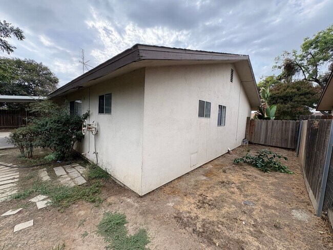 Building Photo - SW Visalia Home Available Now!