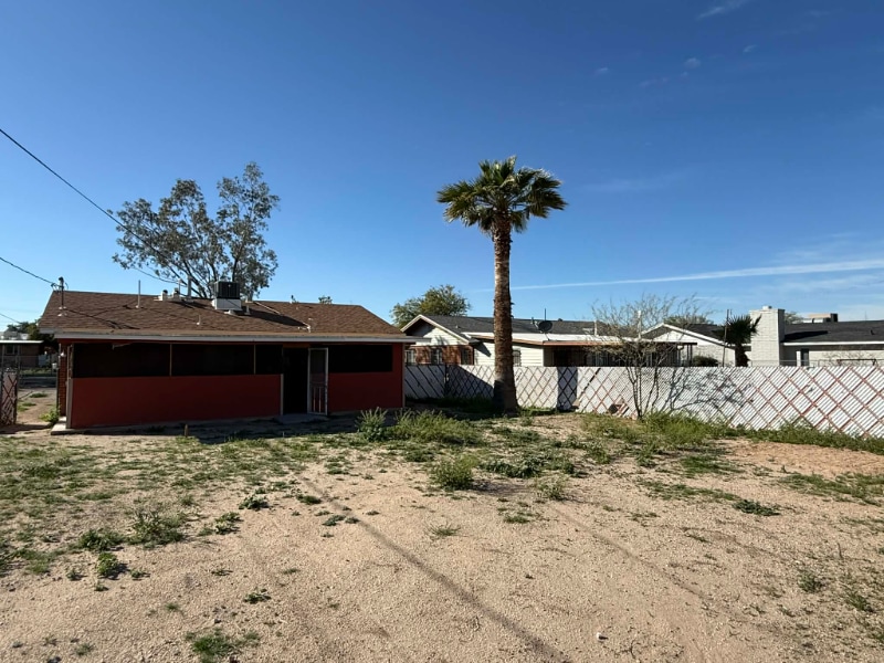 Building Photo - 333 E Linden St