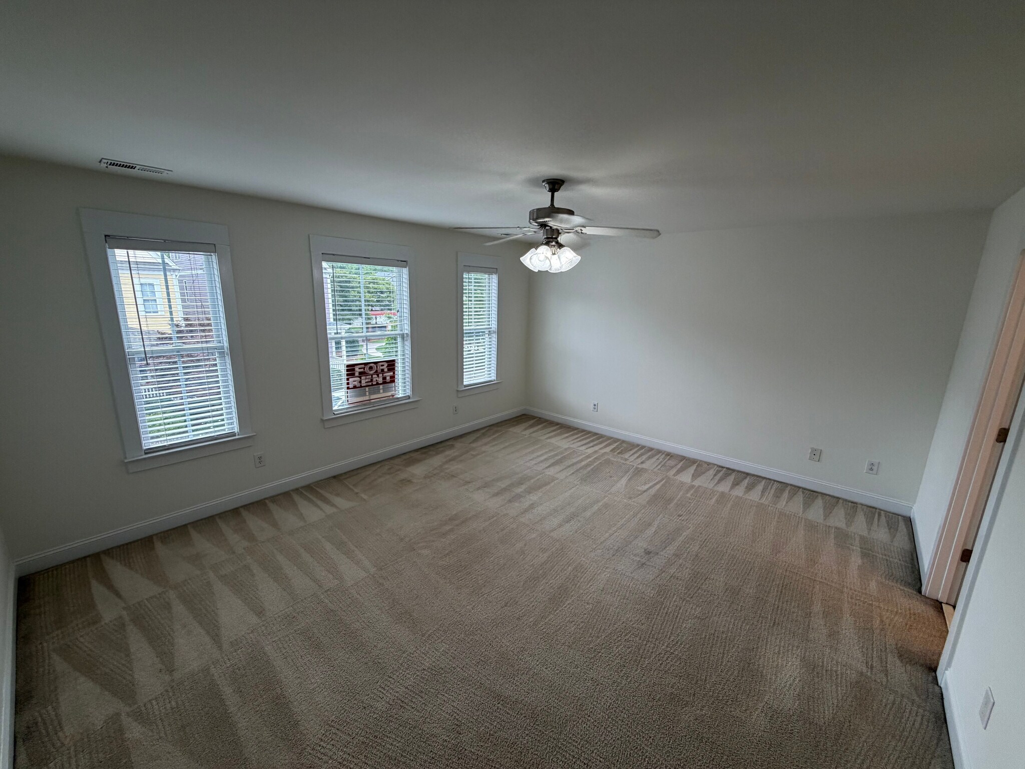 Building Photo - Room in House on Dubois Court