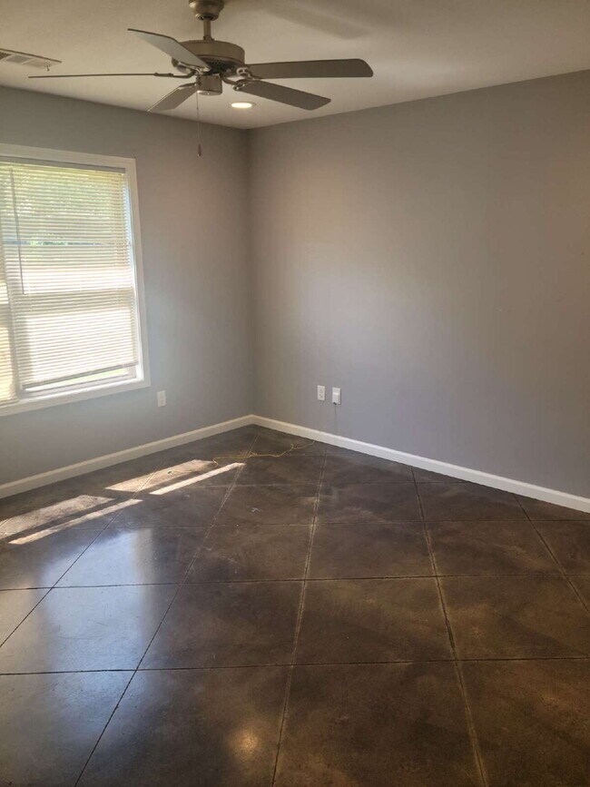 Building Photo - "Chic 2-Bedroom Duplex with Granite Elegance at 708-1 Freeman Street, Jonesboro!"