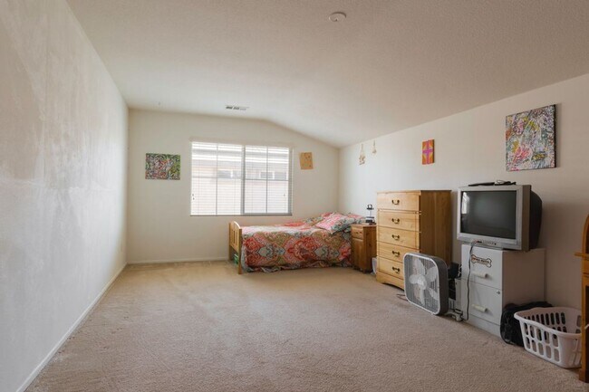 Building Photo - 4 Bed Home for Rent Palmdale CA 93551
