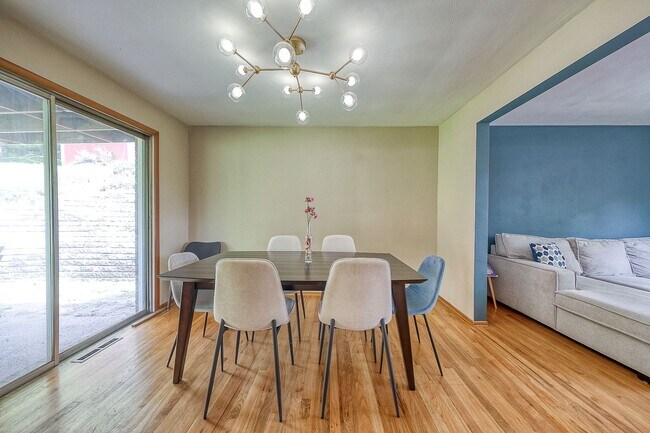 Building Photo - PRIME LOCATION Beautiful Home 1 Mile from ...
