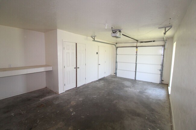 Building Photo - 211-213 Skylark Ct