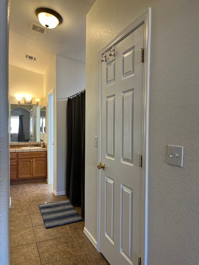 Building Photo - VACATION RENTAL -- 2 Bedroom, 2 Bath