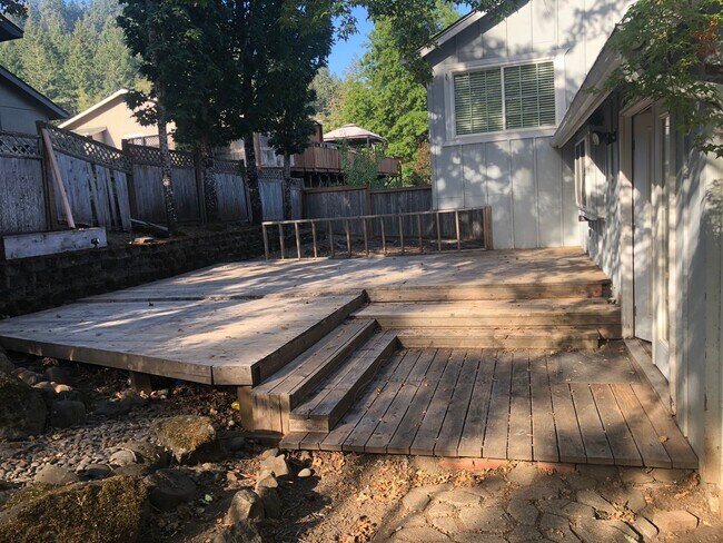 Building Photo - 3 bedroom 2 bathroom house in Thurston hills!
