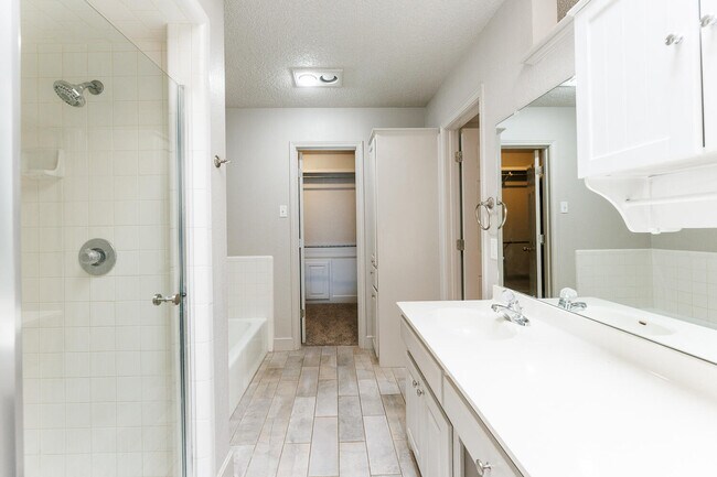 Building Photo - 9603 Orlando Ave