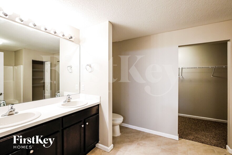 Building Photo - 931 SE Thornhill Dr