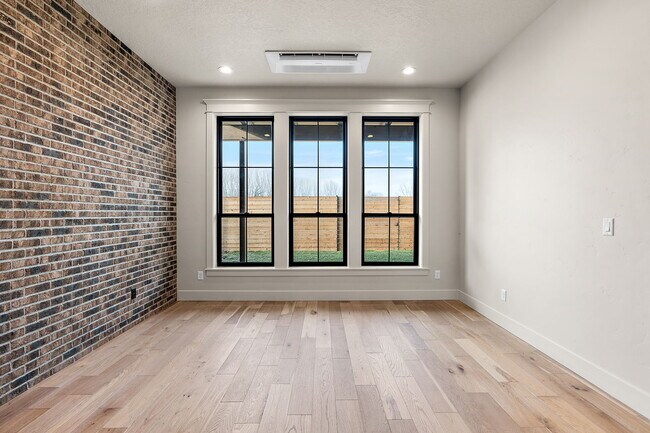 Building Photo - 116 S Carbon Rivet Ave