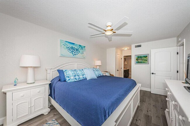 Building Photo - 6105 Bahia Del Mar Cir N