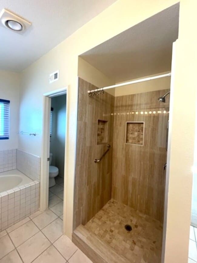 Building Photo - 526 Trailridge Dr
