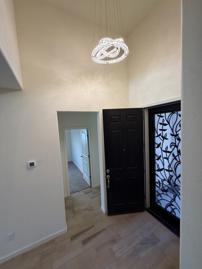 Building Photo - Beautiful Home for rent in Tulare!