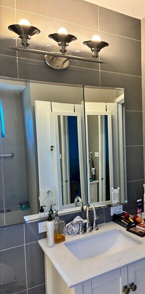 Master Bathroom (ensuite) - 3600 N Lake Shore Dr