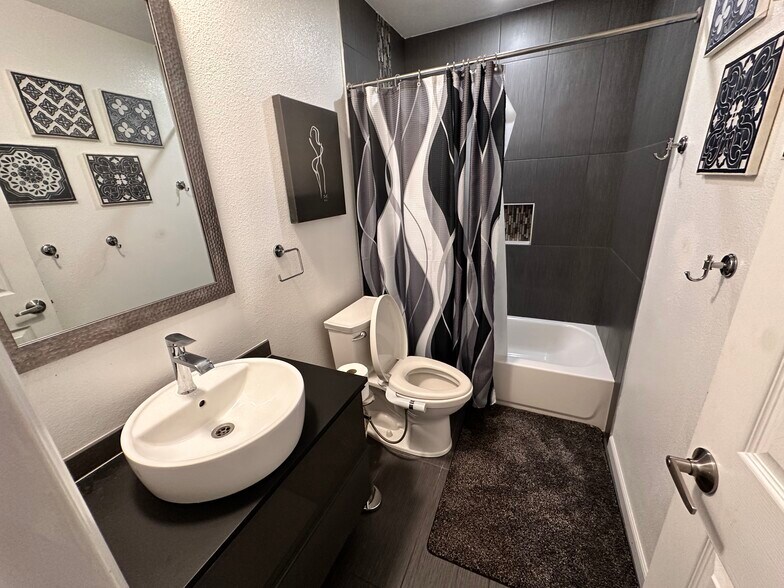 2nd Bathroom - 5536 W 115th Pl