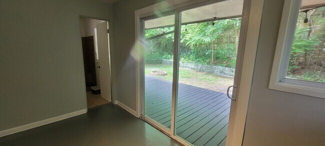 Building Photo - 4 bedrooms 3 baths beautiful house