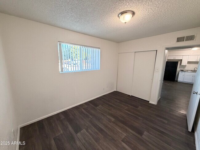 Building Photo - 6802 W Glendale Ave