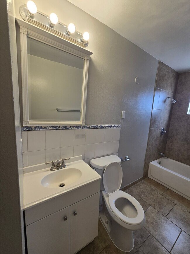 Building Photo - Newly Remodeled 3 Bedroom 1 Bathroom Home!...