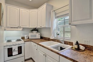 Building Photo - 1012 NE 17th Ct