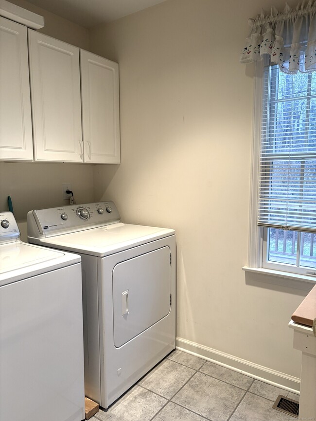 Building Photo - 5 Howes Ct