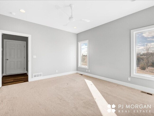 Building Photo - Tucked Away Yet Close to It All-Beautiful Elkhorn Rental has it all!