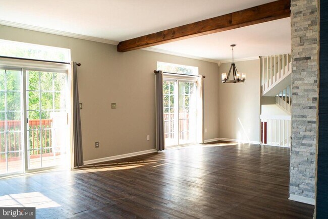 Building Photo - 102 Thomas Ln