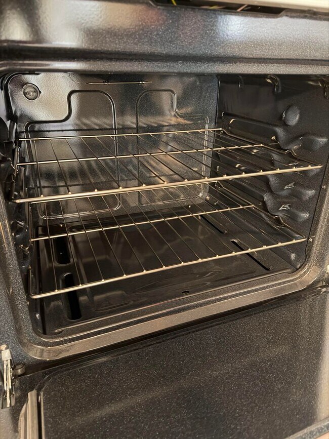 Building Photo - 2/2 with backyard (llarda)