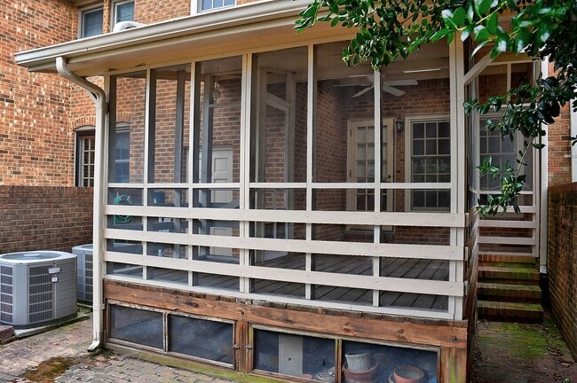 Building Photo - DOWNTOWN NORFOLK TOWNHOUSE