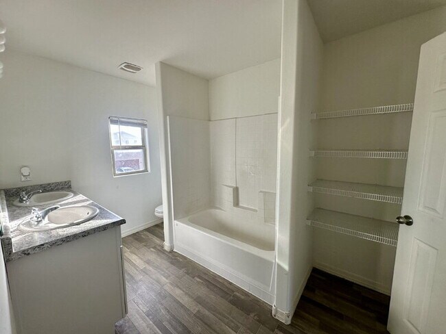 Building Photo - 226 W Watson Ct