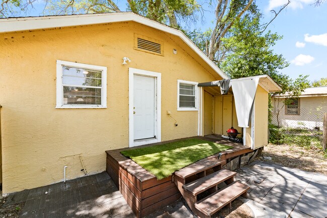 Building Photo - 901 Vine Ave