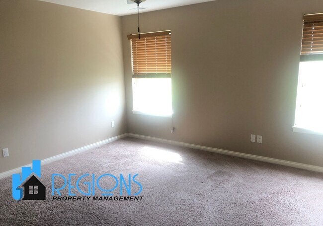 Building Photo - Beautiful 5BR 3.5 bathroom house in North East Normal. Large fenced in back yard.