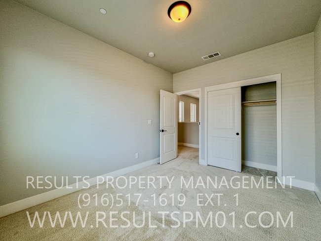 Building Photo - Gorgeous Upgraded 4 Bedroom Home