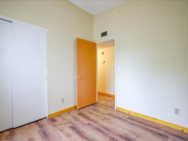 Building Photo - Charming 4-Bedroom Home with Spacious Living & Private Backyard!