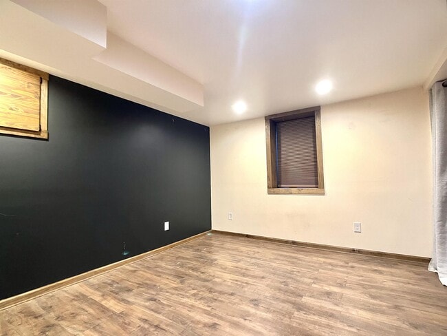 Building Photo - 1523 W Clark St