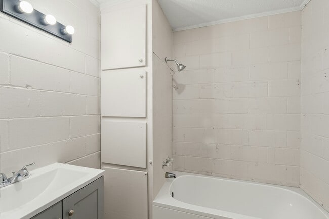 Building Photo - 25 Kings Ct