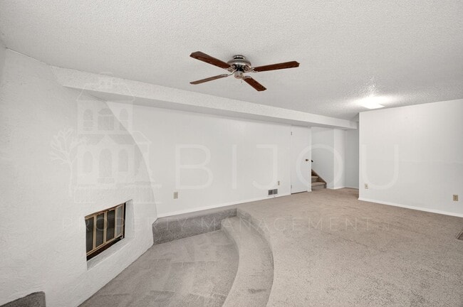 Building Photo - NEW Carpet and Paint!!!